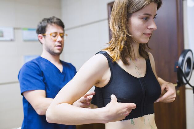 Droen vun Kompressiounskleeder no der Brustvergréisserung mat Hyaluronsäure