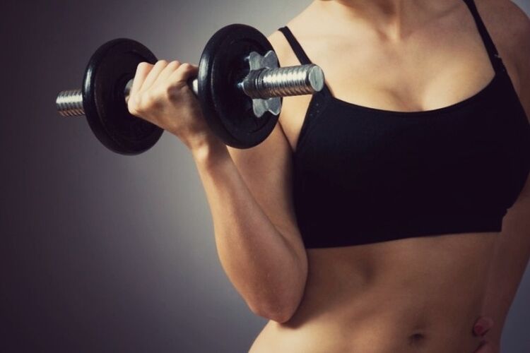 Maacht Übungen mat Hantelen fir Är Broscht ze vergréisseren