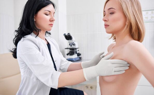 Untersuchung vun engem Dokter virun der Brustvergréisserungsoperatioun